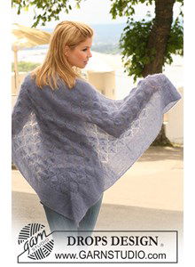 Gebreide DROPS omslagdoek met ribbelst en kantpatroon van Kid-Silk.