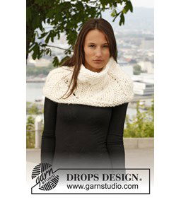 Gebreide schouderwarmer met kantpatroon van Polaris. gemaakt van Drops Polaris