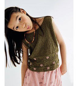 Meisjes hemdje met geborduurde bloemetjes gemaakt van Phildar Phil Origin