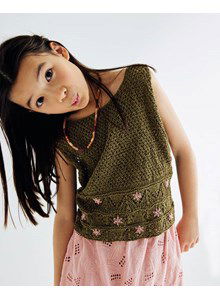 Meisjes hemdje met geborduurde bloemetjes