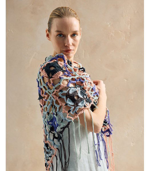 Haakpatroon omslagdoek in openhaakwerk met bloemen