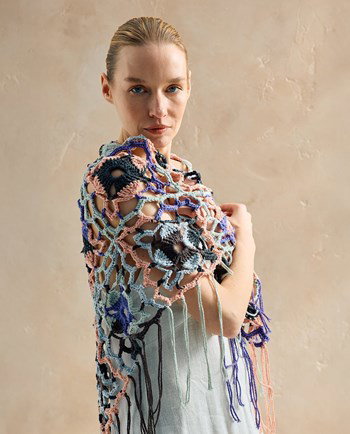 omslagdoek in openhaakwerk met bloemen