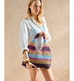 gestreepte boodschappentas gemaakt van Haaknaalden