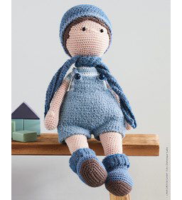 Jongenspop met tuinbroek en sjaal gemaakt van Lana Grossa Cotone