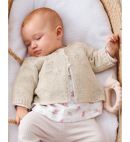 Babyvest met geborduurde bloemetjes gemaakt van Lana Grossa Linarte