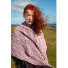 Brede sjaal in kabelpatroon gemaakt van Lang Yarns Donegal Tweed Plus