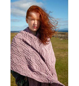 Brede sjaal in kabelpatroon gemaakt van Lang Yarns Donegal Tweed Plus