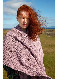 Brede sjaal in kabelpatroon