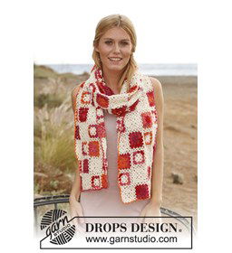 Gehaakte sjaal met vierkantjes gemaakt van Drops Fabel