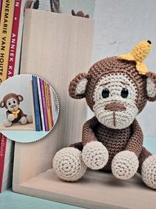 Aapje met banaan op zijn hoofd