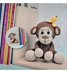 Aapje met banaan op zijn hoofd gemaakt van Scheepjes Catona 25 en 10 gram