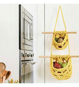 Hangende opberger of wandhanger gemaakt van Boeken DMC