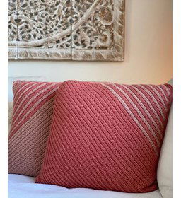 Kussens in diagonale ribbelpatroon gemaakt van Durable Comfy