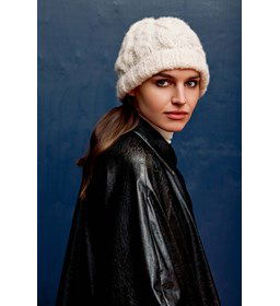 Muts met kabelpatroon gemaakt van Lang Yarns Baby Lama