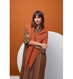 Smalle en lange driehoekige sjaal gemaakt van Lang Yarns Norma - Norma Color