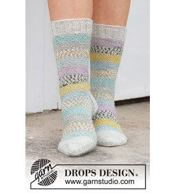 Sokken met pastelkleurige strepen gemaakt van Drops Fabel