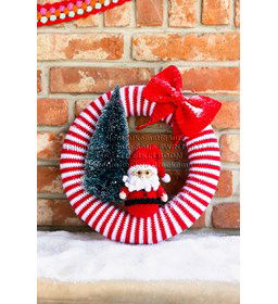 Kerstkrans met kerstman gemaakt van Decoratie en miniaturen