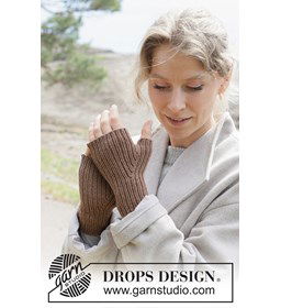 Tree Hugger Wrist Warmers gemaakt van Drops Lima