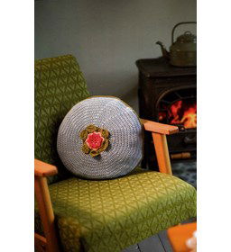 Rond kussen met bloem gemaakt van boeken haken