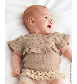 Babytruitje met ronde pas met gerimpelde rand gemaakt van Lana Grossa Cool Wool Baby