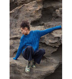 Damestrui met lang kabelpatroon gemaakt van Lang Yarns Donegal Tweed Plus