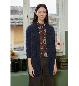 Damesvest met afhangende mouw gemaakt van Lang Yarns Phoenix