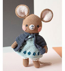 Muis in jukje en mantel gemaakt van Haaknaalden