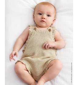 Kort tuinbroekje voor baby met schulprand gemaakt van Lana Grossa Landlust Sommerseide