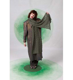 Brede sjaal in ajourpatroon