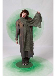 Brede sjaal in ajourpatroon