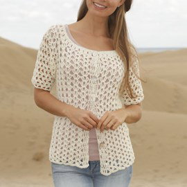 Drops Gehaakt vest met korte mouwen in kantpatroon.