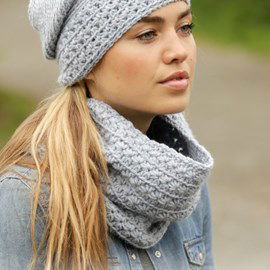 Drops Haakpatroon&nbsp;Queen of the Chill, set bestaande uit een muts en halswarmer. Met sterrenpatroon en gemaakt van Nepal.