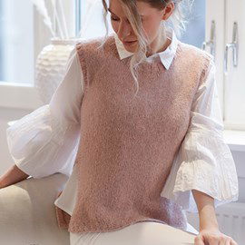 Drops DROPS breipatroon Rose Blush, damesspencer met splitten aan de zijkant. Deze Slip-over gebreid mat randen in boordsteek, is gemaakt van het garen DROPS Sky.