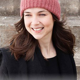 Drops DROPS breipatroon City Hat, damesmuts met omslag gebreid in boordsteek. Deze hipster muts wordt gebreid met het garen DROPS Alpaca.&nbsp;  MATEN: S/M - M/L - L/XL Voor hoofdmaat ongeveer: 54/56 - 56/58 - 58/60 cm. Hoogte met omvouwrand ongeveer: 25-26-27 cm.