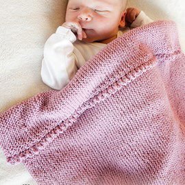 Drops DROPS breipatroon small dreams, eenvoudig te breien babydeken in ribbel- en kantpatroon. Deze overdwars gebreide deken voor wieg of ledikant is gebreid van het  garen DROPS baby merino, heerlijk zacht en soepel.