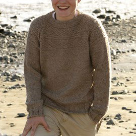 Drops DROPS Jongenstrui met raglanmouwen en structuurmotief van 2 draden Alpaca.Maat: 5/6 - 7/8 - 9/10 - 11/12 - 13/14 jaar Maat in cm: 110/116-122/128-134/140-146/152-158/164 cm Materialen: DROPS Alpaca van Garnstudio 300-350-400-450-450 gr nr. 0618, havermout mix  DROPS Rond- en sokkenbreinld 4mm - of de breinaald, die u nodig heeft om de volgende steekverhouding te krijgen: 19 st x 25 nld tricotst met 2 draden Alpaca = 10 x 10 cm. De Erik trui van DROPS Design is een prachtig breipatroon dat een klassieke en tijdloze trui voor kinderen van 5 tot 14 jaar creëert. Deze trui wordt gebreid met twee draden DROPS Alpaca, bekend om zijn zachtheid en warmte, en combineert raglanmouwen met een verfijnd structuurmotief voor een moderne touch. Het design omvat elementen zoals gerstekorrel, tricotsteken, en een comfortabele ronde hals, terwijl het van onder naar boven wordt gebreid voor een naadloze afwerking. Met lange mouwen voor extra warmte, is deze trui perfect voor de koelere maanden, biedt het comfort en stijl, en is het een geweldige toevoeging aan de garderobe van elk kind.