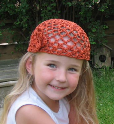 Haakpatroon kindermutsje bloem