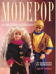 Modepop op kledingavontuur voorkant beschadigd door sticker 