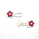 Houtje touwtje knoop 35 mm vilt half ovaal ecru met bloem (op=op)