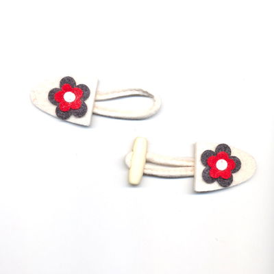 Houtje touwtje knoop 35 mm vilt half ovaal ecru met bloem op=op 