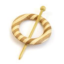 Sluiting met speld rond 80 mm - hout in streep 