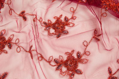 Tule de luxe 17 met bloemen en kraaltjes rood per 25 cm 