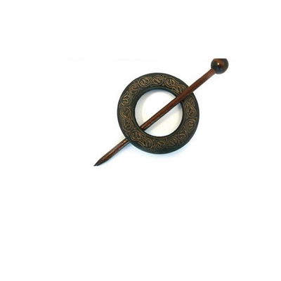 Sluiting met speld 60 mm - donker hout met Iers motief